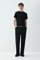 Remera negra de corte ajustado, con cuello redondo ribeteado y bajo recto. Confeccionada con tejido funcional COOLMAX®, una fibra exclusiva de poliéster de secado rápido que elimina la humedad y regula la temperatura corporal.