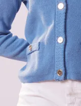Cardigan tejido negro de algodón, marca Ninety. Escote a la base y abertura central con botones metálicos dorados. Delantera con bolsillos simulados.