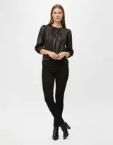 Blusa Zac & Rachel con estampado laminado en tonos marrones y negros. Tiene cuello redondo fruncido, mangas 3/4 con puños elásticos y abertura en la espalda con botones.