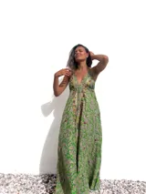 Vestido largo de seda verde con estampado paisley, escote halter y espalda descubierta.