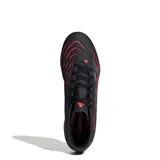 Championes de fútbol Adidas Predator Club TF, color negro con detalles en gris y rojo.