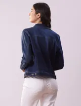 Campera de jean azul oscuro, marca Baccini, con cuello solapa, abertura central con botones metálicos y bolsillos delanteros.