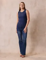 Musculosa celeste en tejido acanalado, con cuello a la base y sin mangas.