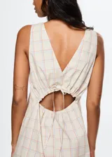 Vestido largo de algodón con estampado a cuadros en tonos beige, rojo y azul. Diseño evasé, cuello redondo y sin mangas.