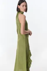 Vestido largo azul de lino, con cuello halter y volados en el ruedo.