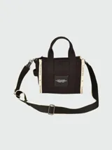 Bolso tote pequeño Marc Jacobs, confeccionado en jacquard negro con logo de la marca en blanco. Tiene doble asa de mano y correa bandolera ajustable y extraíble.