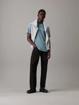 Remera celeste de algodón con cuello redondo y mangas cortas. Presenta un logo de Calvin Klein estampado en el pecho.