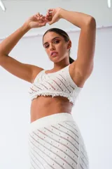 Musculosa blanca de viscosa con escote redondo y terminaciones de calidad.