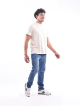 Remera azul de corte clásico y mangas cortas.
