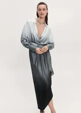 Vestido camisero midi con efecto tie-dye degradado de celeste a gris oscuro. Tiene cuello camisero, escote en V, mangas largas con puños abotonados, corte recto, tejido satinado y bajo asimétrico.