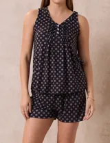Conjunto de pijama de short y musculosa con estampado de lunares. Musculosa con escote en V y botones. Short con cintura elastizada.
