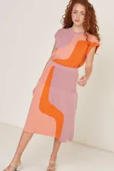 Falda midi tejida en combinación de colores rosa, naranja y salmón.