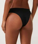 Bombacha bikini negra de microfibra con corte láser y forro de algodón.
