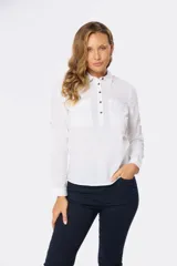 Camisa blanca de lino con mangas largas, cuello clásico, medio abotonada y bolsillo en el pecho. Tiene presilla en la manga para mayor comodidad.