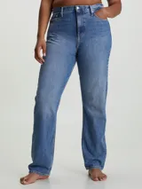 Pantalón de jean celeste de corte recto, tiro alto y cinco bolsillos.