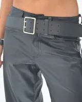 Cinturón ancho de cuero sintético negro con hebilla rectangular plateada y doble fila de agujeros. Talle único.