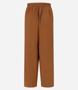 Pantalón de vestir ancho (wide leg) color marrón, con cintura elástica ajustable con lazo y pliegues delanteros.