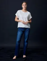 Blusa color blanco de lino marca Cable & Gauge, con aplique de botones en los hombros.