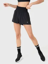 Short deportivo negro 2 en 1 con calza incorporada con bolsillo y pretina ancha.