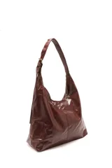 Cartera hobo color chocolate de cuero sintético con correa ajustable.