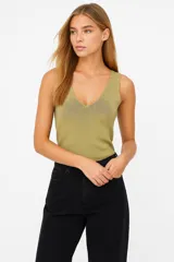 Musculosa roja de punto con escote en V y breteles anchos.