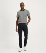 Pantalón de vestir color verde oscuro, corte slim, confeccionado en sarga de algodón y elastano.