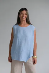 Musculosa celeste de lino italiano, de corte recto, con caída fluida, escote redondo y ruedo asimétrico.