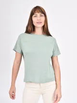 Remera verde agua de corte recto y mangas cortas, con detalle de costura horizontal en la parte superior del pecho.