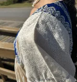 Túnica color beige de lino con bordado artesanal en el frente y espalda.