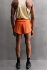 Shorts deportivos color naranja de tejido técnico ligero y elástico, con forro interior, cintura elástica ajustable con cordón, bolsillo trasero con cierre y logo estampado en la pierna. Zara Athleticz.