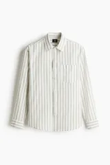 Camisa de manga larga con cuello inglés, a rayas verticales grises y blancas, con bolsillo en el pecho.