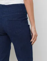 Jegging de algodón elastizado azul, marca Ruby Rd. Pretina ancha elastizada. Delantera con bolsillos simulados. Trasera con bolsillos aplicados.