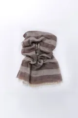 Pashmina a rayas horizontales color marrón con flecos en los extremos.