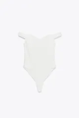Body blanco de escote recto con hombros descubiertos y detalle de picueta a tono.