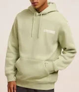 Buzo verde claro con capucha y cordón ajustable, de algodón con felpa. Tiene manga larga, barras ajustadas, bolsillo canguro y estampa frontal y trasera con la leyenda "Grand venture 1990".