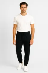 Pantalón de jogging negro con cintura elástica y cordón ajustable.