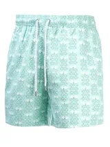 Short de baño celeste con estampado de ballenas en azul y gris. Tiene cintura elástica con cordón ajustable y bolsillos laterales.