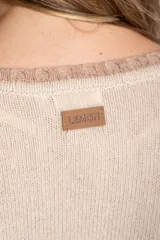 Sweater de lana con cuello redondo y diseño a rayas horizontales en tonos beige y marrón claro. Presenta un calce oversize y puños y ruedo acanalados.