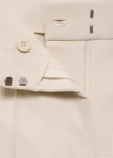 Pantalón beige de corte recto, con pinzas y cintura alta, ideal para un look elegante.