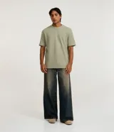 Remera masculina negra de manga corta, cuello redondo y corte relaxed, confeccionada en algodón y poliéster con textura de mini waffle.