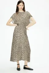 Vestido midi de corte recto con estampado de leopardo, cuello redondo y mangas cortas. Tiene cierre oculto en la espalda.
