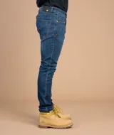 Pantalón de jean azul oscuro, corte skinny, con tecnología Coolmax para control de temperatura y secado rápido.