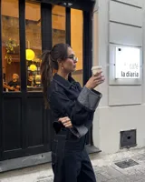 Campera corta de jean azul oscuro con cuello clásico, cierre con botones metálicos y bolsillos frontales.