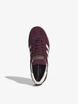 Zapatillas Adidas Handball Spezial color borgoña con detalles en blanco y suela color caramelo.