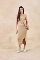 Top ajustado de tela lurex negro, 100% algodón, con diseño sin mangas.