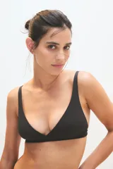 Top de bikini negro de algodón y elastano, con corte triangular y breteles finos.