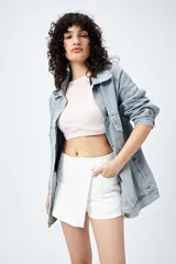 Short pollera de jean blanco con falso cruce delantero.