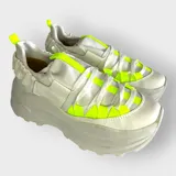 Championes blancos con plataforma, cordones y detalles en amarillo neón.