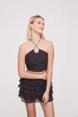Top gris oscuro sin mangas con diseño ajustado y detalles de fruncido.