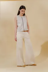 Pantalón de jean azul de pierna ancha y tiro medio, con cinco bolsillos y pespuntes a contratono.